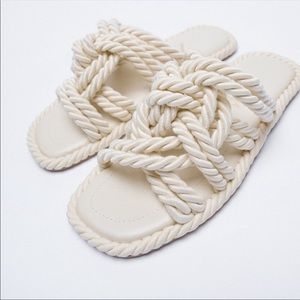 ✨Zara LOW HEEL KNOTTED SANDAL | 
OFF WHITE SIZE:  Size: 7/5 🐚